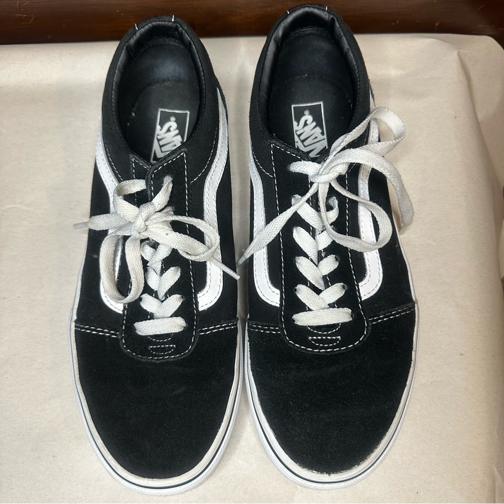 Vans Old Skool, Black low top sneakers- Women’s size 8. 500714